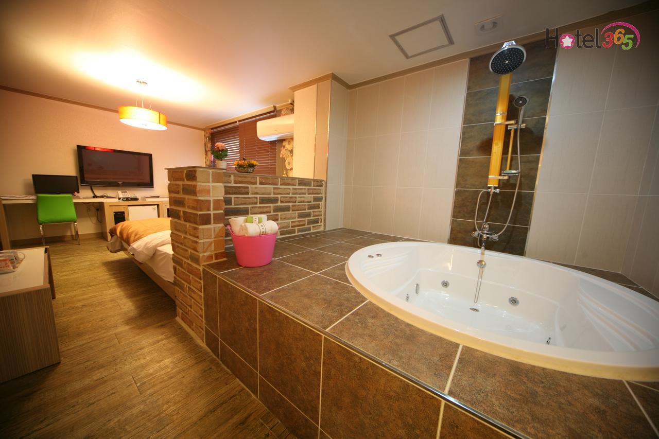Chuncheon Myeongdong Hotel Exterior photo